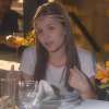 Isabela (Larissa Manoela), fingindo ser Manuela (Larissa Manoela), se encontra com Otávio (Duda Nagle) em restaurante, na novela 'Cúmplices de um Resgate'