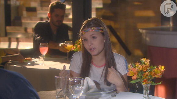 Isabela (Larissa Manoela), fingindo ser Manuela (Larissa Manoela), se encontra com Otávio (Duda Nagle) em restaurante, na novela 'Cúmplices de um Resgate'