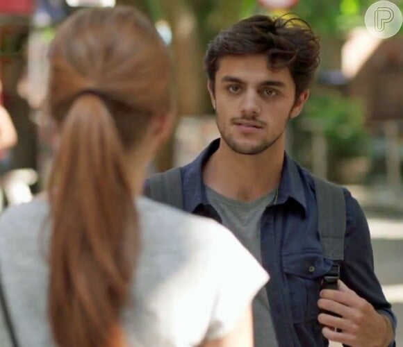 Jonatas (Felipe Simas) salva Eliza (Marina Ruy Barbosa) de ser atropelada por Jacaré (Sergio Malheiros), na novela 'Totalmente Demais'