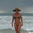 Bruna Lombardi mostra medidas perfeitas quando aposta no biquíni ao ir à praia