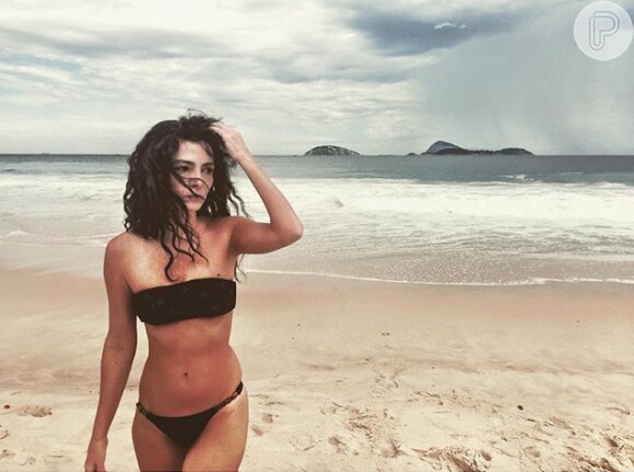 Aos 53 anos, a atriz Claudia Ohana exibe um corpo invejávei de biquíni num dia de praia em Ipanema, Zona Sul do Rio de Janeiro