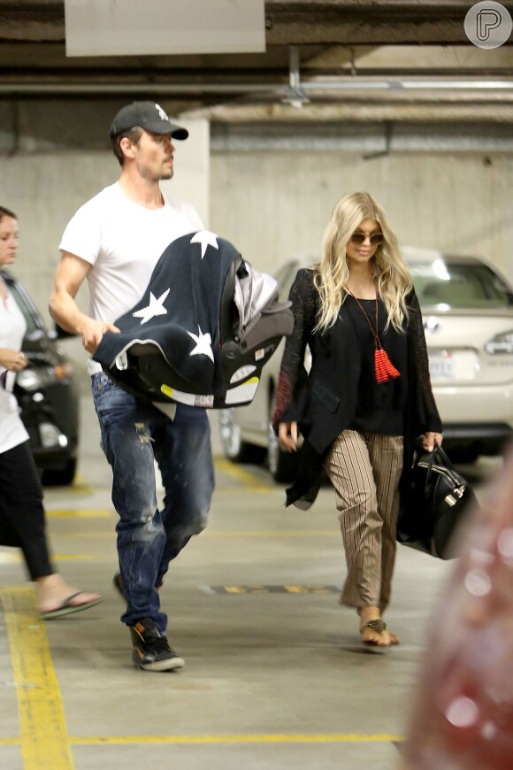 Fergie e Josh Duhamel levam o filho, Axl Jack Duhamel, a uma consulta no pediatra, em Los Angeles, na Califórnia, em 3 de outubro de 2013