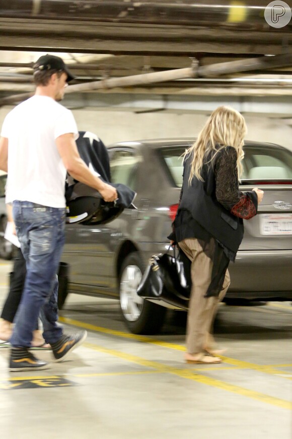 Fergie e Josh Duhamel deixam um centro comercial em Los Angeles