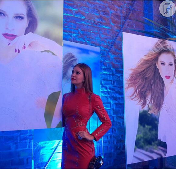 Na gravação da novela 'Totamente Demais', Marina Ruy Barbosa usou vestido de couro vermelho que fez sucesso entre os internautas