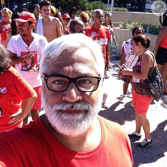 Paulo Halm, um dos autores da novela 'Totalmente Demais', foi às ruas para defender a presidente Dilma Rousseff. 'Mar vermelho', escreveu