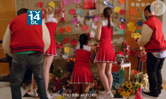 Os alunos da escola que Finn Hudson estudou e lecionava, em 'Glee', fazem um altar ao saberem de sua morte