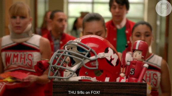 Alunos aparecem em procissao com os objetos de Finn Hudson (Cory Monteith) no episódio da morte do personagem em 'Glee'