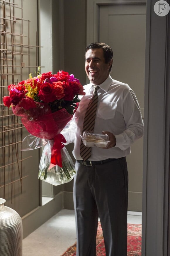 Em 'Totalmente Demais', Hugo (Orã Figueiredo) já apareceu de surpresa no apartamento de Carolina (Juliana Paes), com um buquê de flores e uma caixa de empadinhas