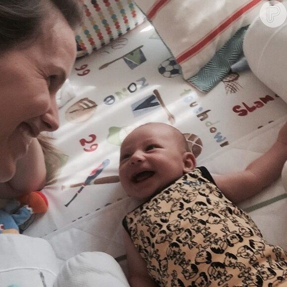 Mariana Ferrão posou com o filho mais novo, João, nesta sexta-feira, 8 de abril de 2016. O menino ganhou vários elogios dos seguidores da mãe: 'Que sorriso mais lindo!!'