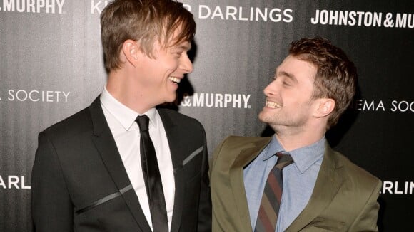 Daniel Radcliffe vive amor gay no cinema e elogia par: 'Ele beija bem'