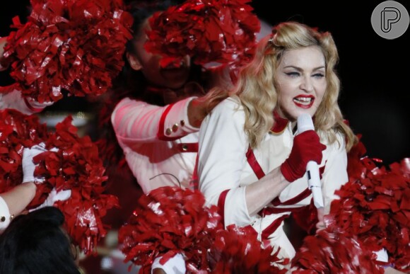 Madonna reclamou com fãs que fumavam cigarros perto do palco, em show que fez no Chile, nesta quinta-feira, 20 de dezembro de 2012