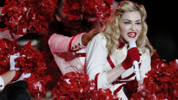 Madonna reclama de fãs fumantes em passagem de som no Chile: 'Sem cigarros!'