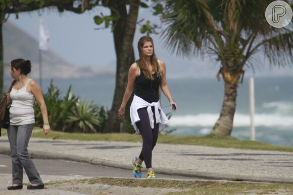 Cristiana Oliveira faz caminhadas na praia para manter a forma