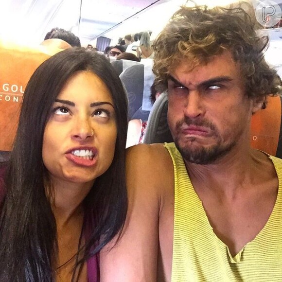 Aline Riscado e Felipe Roque postaram fotos divertidas em que aparecem fazendo careta dentro do avião rumo a Fernando de Noronha