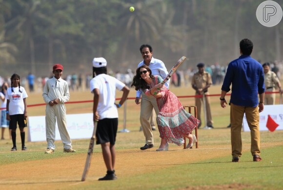 De salto alto e vestido, Kate Middleton pulou, correu, jogou futebol e até rebateu bolas com o taco de críquete