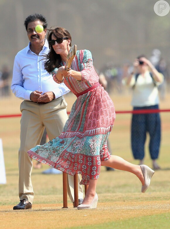 Kate Middleton mostrou muita animação durante uma visita no parque The Oval Maidan, em Bombaim, na Índia