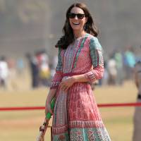 Kate Middleton joga críquete e futebol de salto alto em viagem à Índia. Fotos!