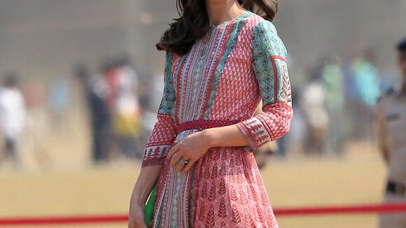 Kate Middleton joga críquete e futebol de salto alto em viagem à Índia. Fotos!