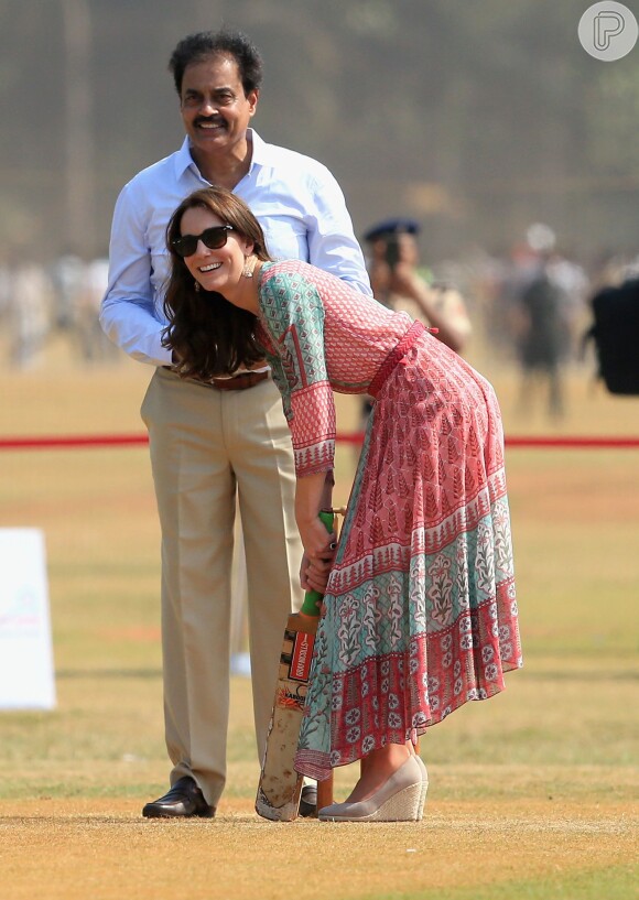 Kate Middleton não se inibiu e arriscou jogando críquete
