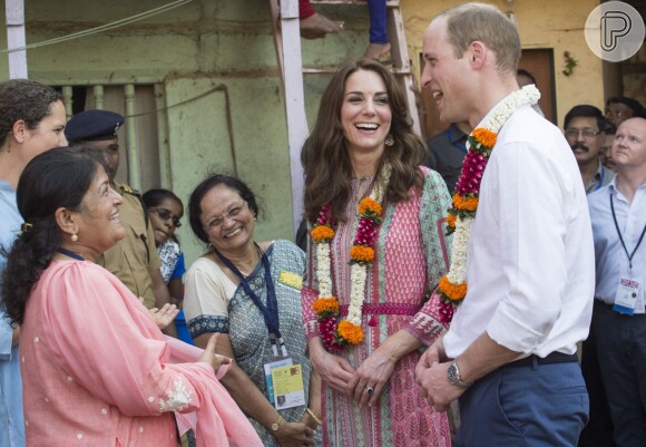 Kate Middleton e William visitaram crianças de um projeto social em Bombaim, na Índia