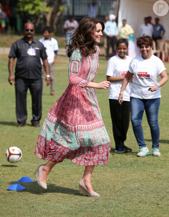 Kate Middleton se divertiu com um grupo de crianças ao se arriscar jogando críquete e futebol