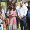 Kate Middleton e o príncipe William estiveram no parque The Oval Maidan, em Bombaim, na Índia