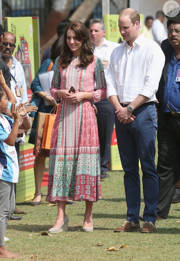 Kate Middleton e o príncipe William estiveram no parque The Oval Maidan, em Bombaim, na Índia