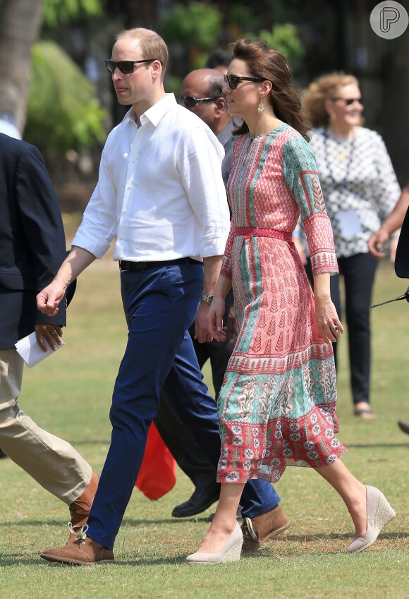 Príncipe William e Kate Middleton participaram de um jogo beneficente de críquete com crianças carentes em Mumbai