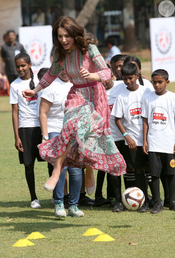 Kate Middleton jogou futebol com crianças carentes, na Índia