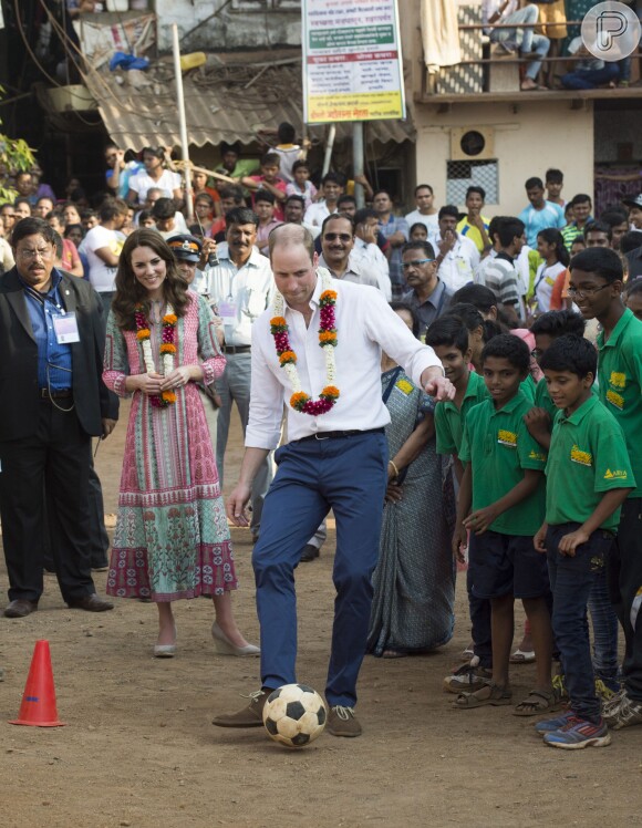 Príncipe William jogou futebol com crianças carentes, na Índia