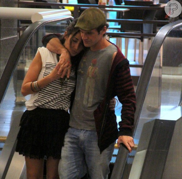 Giselle Itié com o namorado, o ator Emílio Dantas, em shopping no Rio, nesta sexta-feira, 4 de outubro de 2013