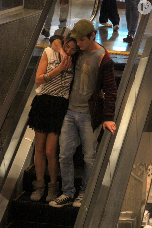 Giselle Itié passeia com o namorado, Emílio Dantas, em shopping carioca nesta sexta-feira, 4 de outubro de 2013