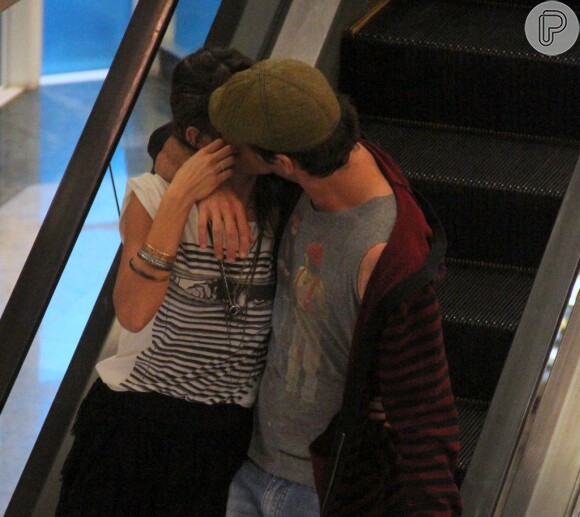 Giselle Itié beija o namorado, o ator Emílio Dantas, durante passeio em shopping carioca, nesta sexta-feira, 4 de outubro de 2013