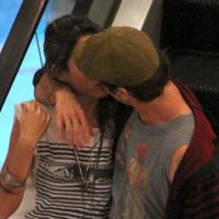 Giselle Itié beija o namorado, o ator Emílio Dantas, durante passeio em shopping