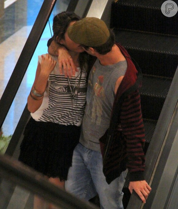 Giselle Itié beija o namorado, ator Emílio Dantas, ex-'Dona Xepa', durante passeio em shopping no Rio, nesta sexta-feira, 4 de outubro de 2013