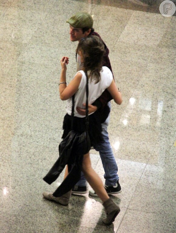 Giselle Itié passeia com o namorado, o ator Emílio Dantas, em shopping no Rio, nesta sexta-feira, 4 de outubro de 2013