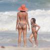 Com a filha, Antonia, Camila Pitanga brincou na beira do mar enquanto se refrescava do calor