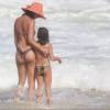 Camila curtiu o dia de praia com a filha, Antonia, de 7 anos