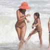 Camila Pitanga levou a filha, Antonia, de 7 anos, para a Praia da Joatinga, no Rio de Janeiro, neste domingo, 10 de abril de 2016