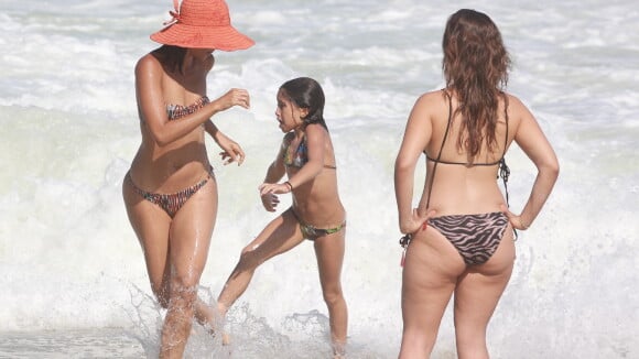 Camila Pitanga brinca com a filha, Antonia, em dia de praia no Rio de Janeiro