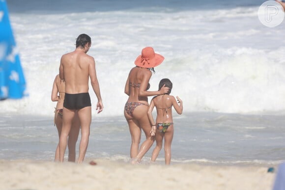 Camila Pitanga esteve na Praia da Joatinga, no Rio de Janeiro, na tarde deste domingo, 10 de abril de 2016