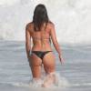 Carol Castro deixou as curvas à mostra ao tomar banho no mar da praia da Joatinga