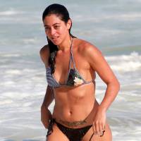 Carol Castro exibe corpão ao mergulhar no mar de biquíni em praia do Rio