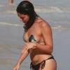 Carol Castro curte tarde sozinha na praia da Joatinga, no Rio de Janeiro, e exibe boa forma