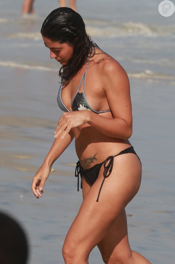 Carol Castro curte tarde sozinha na praia da Joatinga, no Rio de Janeiro, e exibe boa forma