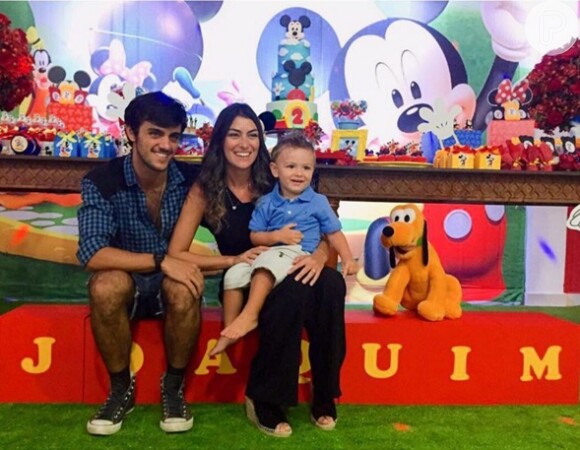 Felipe Simas e Mariana Uhlmann comemoram o aniversário de 2 anos do filho, Joaquim, em 10 de abril de 2016