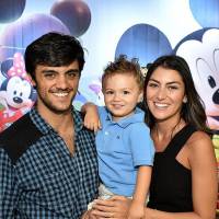 Felipe Simas e Mariana Uhlmann comemoram aniversário de 2 anos do filho, Joaquim