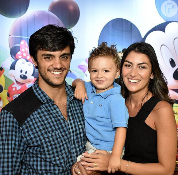 Felipe Simas e a mulher, a jornalista Mariana Uhlman, comemoram o aniversário de 2 anos do filho, Joaquim