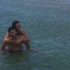 Duda Nagle postou uma foto ao lado da namorada, Sabrina Sato, no mar e usou emoticons de um trevo de quatro folhas e um coração para se declarar para ela