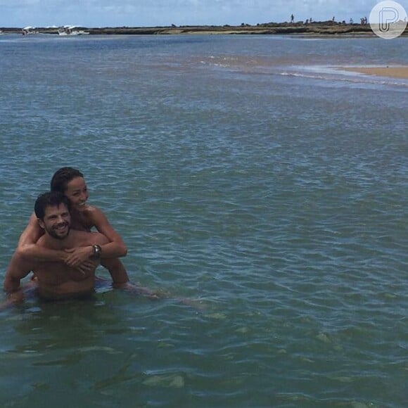 Duda Nagle postou uma foto ao lado da namorada, Sabrina Sato, no mar e usou emoticons de um trevo de quatro folhas e um coração para se declarar para ela